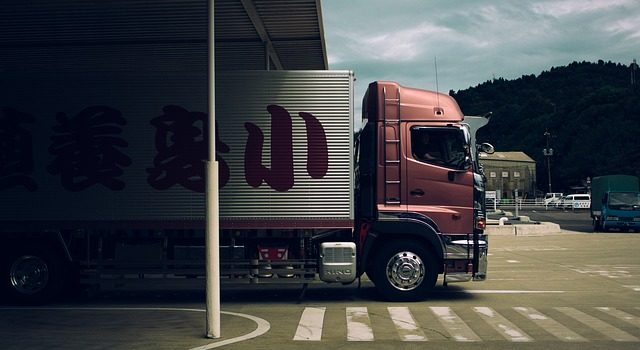 Ein LKW verlässt den Standort. Er symbolisiert die Supply Chain, die durch politische Risikodaten sicherer gemacht werden kann.